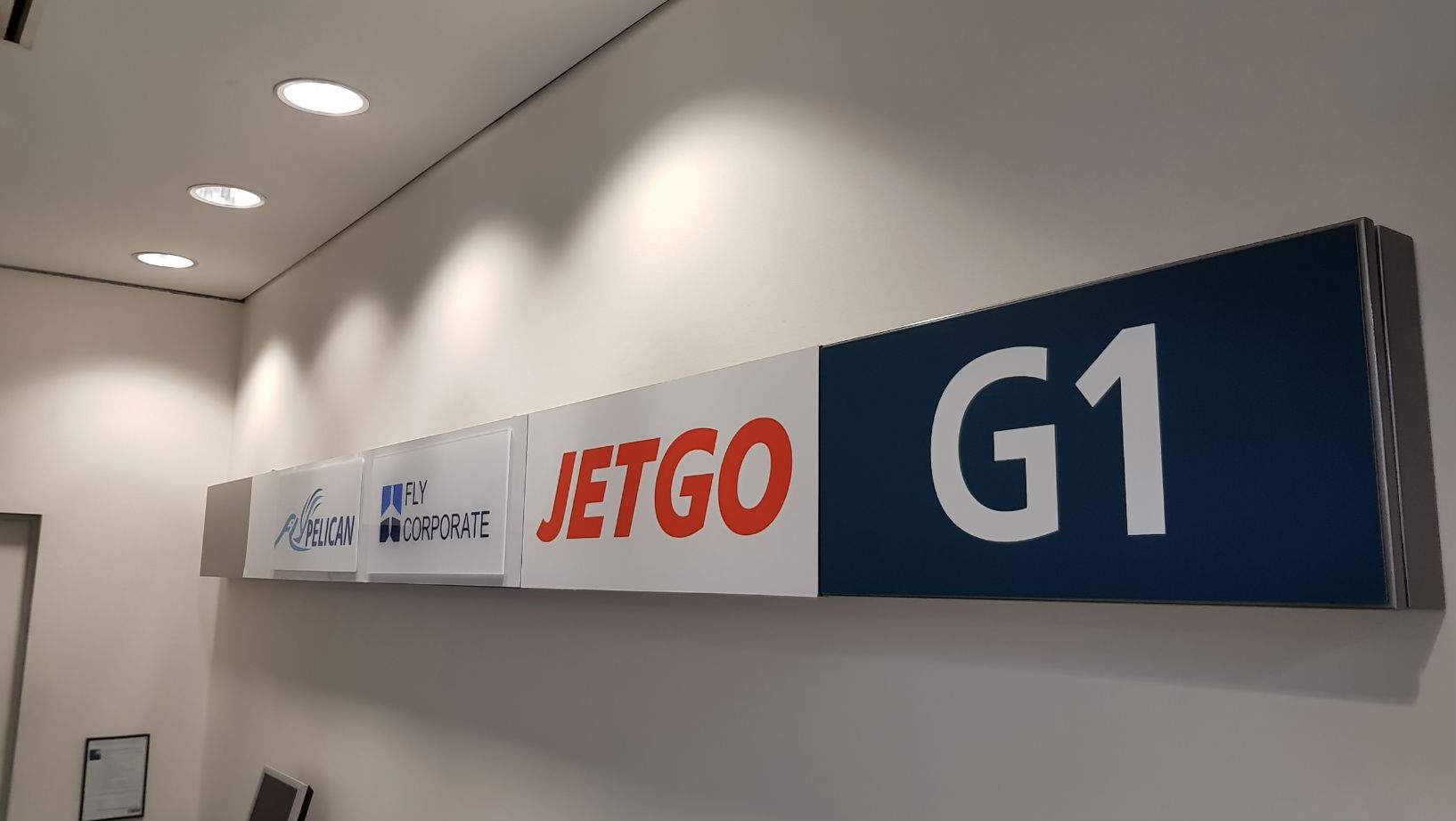 Uma placa para um portão Jetgo em um aeroporto.
