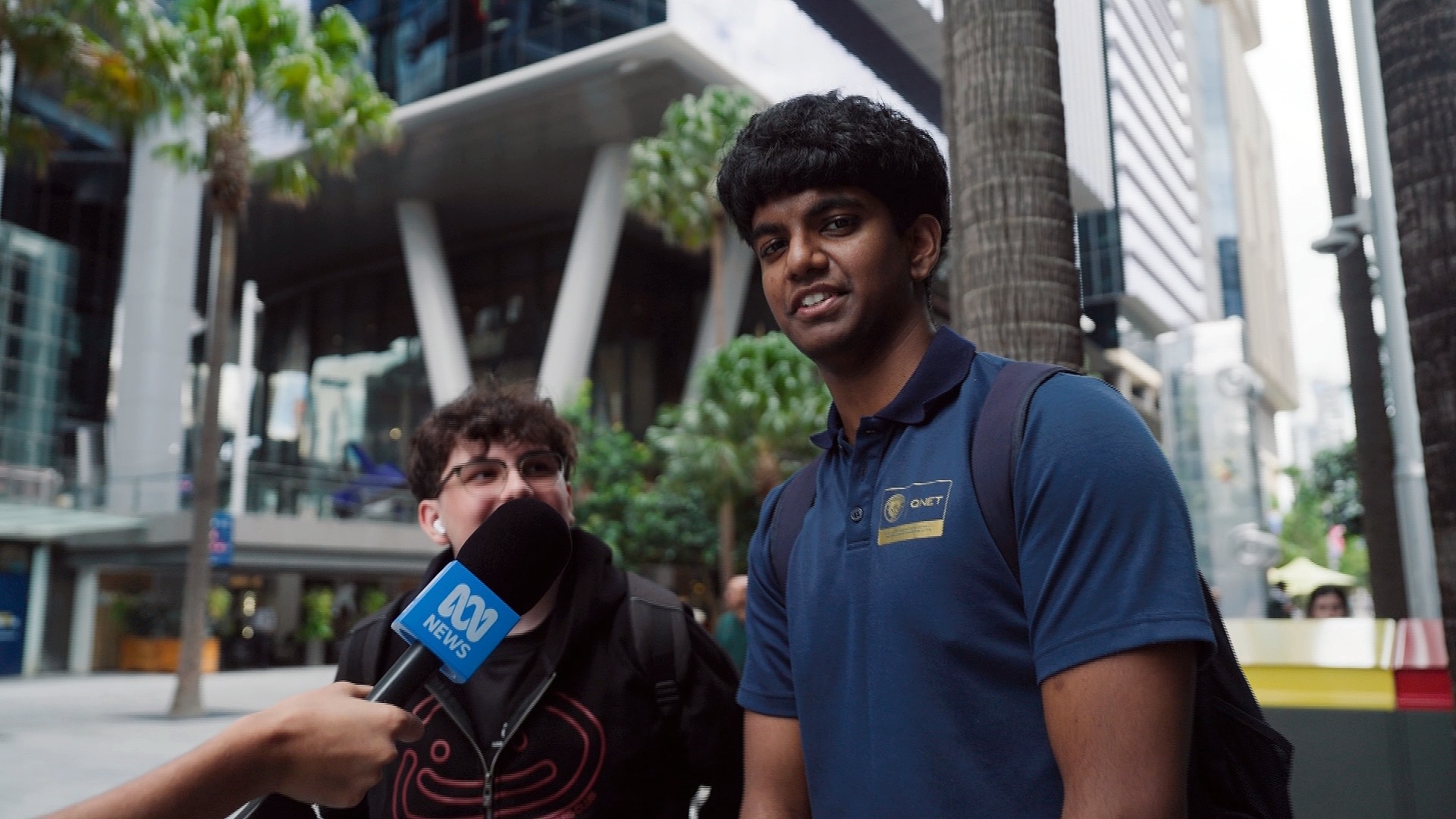 um jovem chamado Michael fala com um repórter da ABC na praça Parramatta