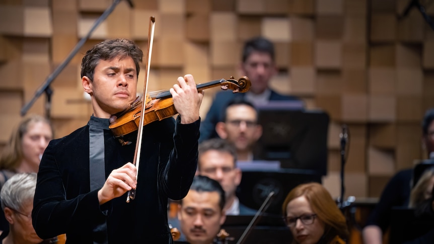 Violinist Benjamin Beilman plays with the Tasmanian Symphony Orchestra