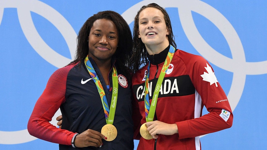 Simone Manuel and Penny Oleksiak with their gold medals.