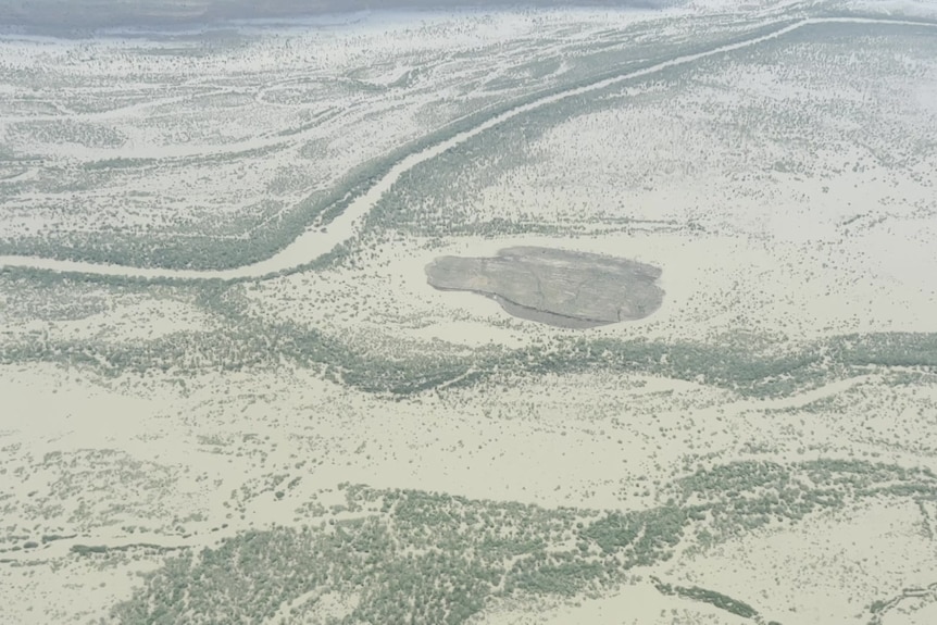 Mucha agua de inundación marrón vista desde el aire. 