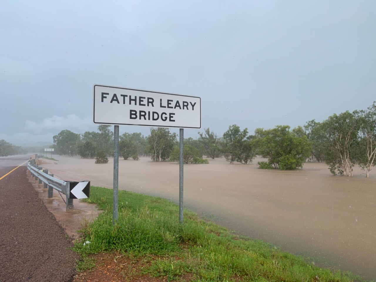 Residents of Nauiyu and Daly River region prepare for 'moderate flood ...