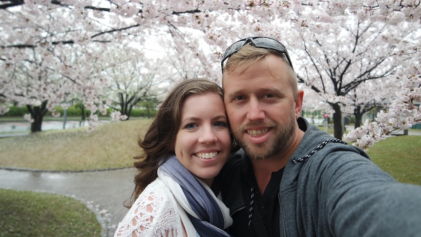 日本外面一对幸福的年轻夫妇的自拍照片。