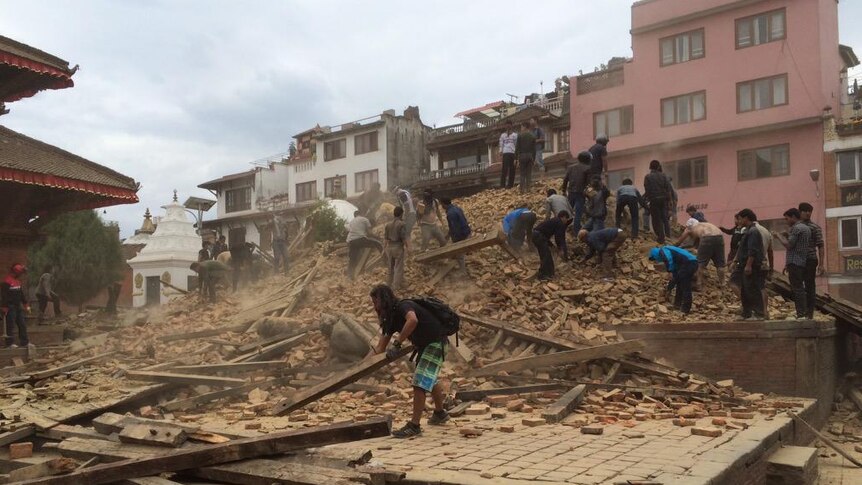 People clear rubble to search for Kathmandu earthquake survivors