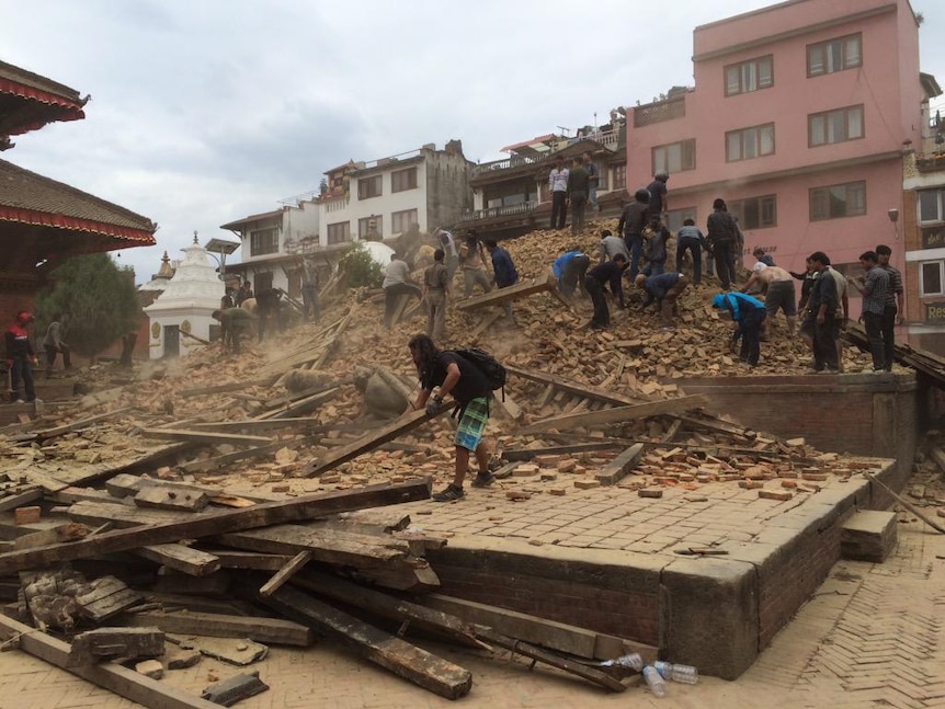 People clear rubble to search for Kathmandu earthquake survivors