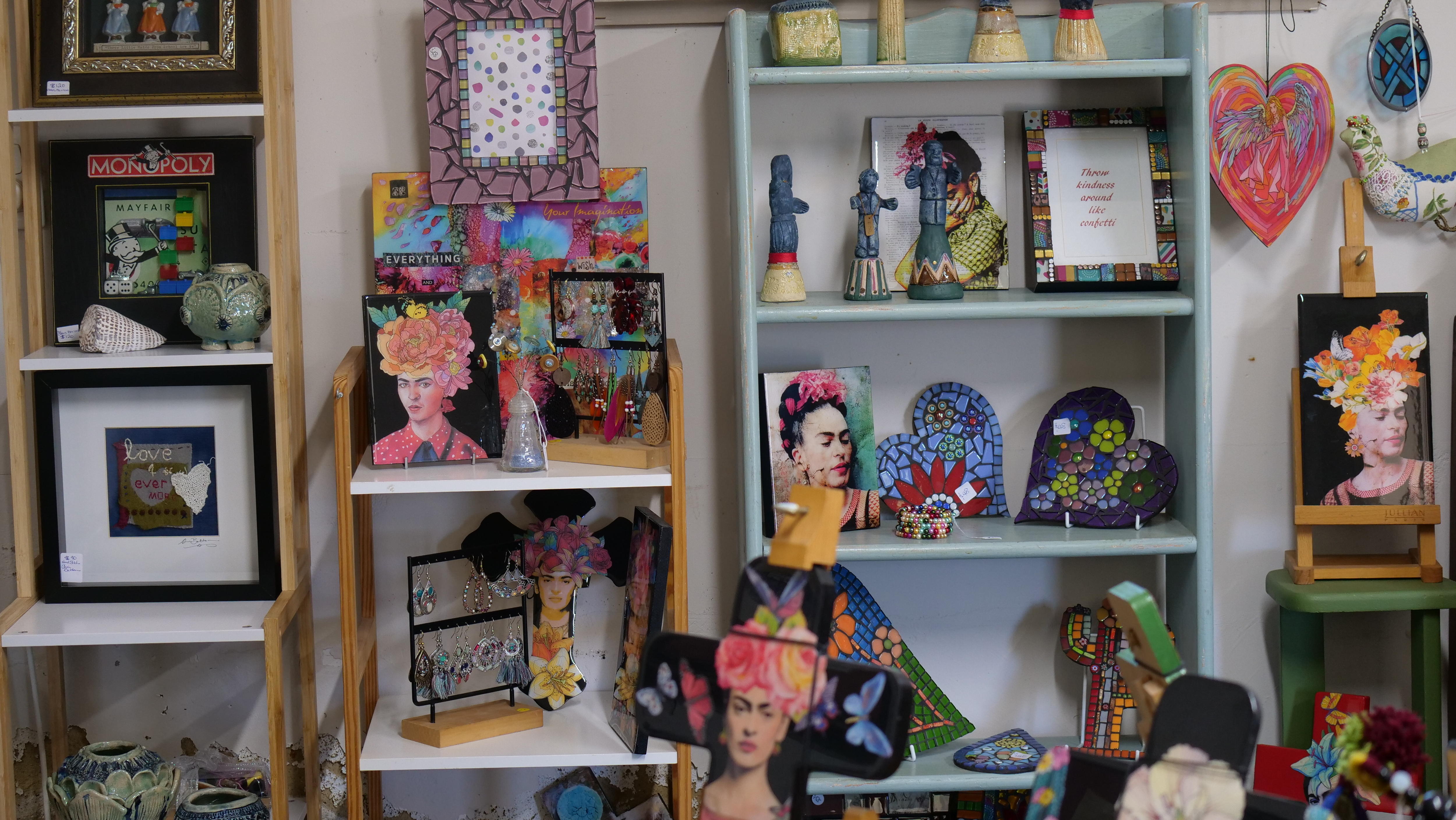 Prateleiras cheias de artesanato. 