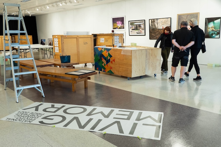 Gente trabajando preparando una exposición en un nuevo espacio de galería