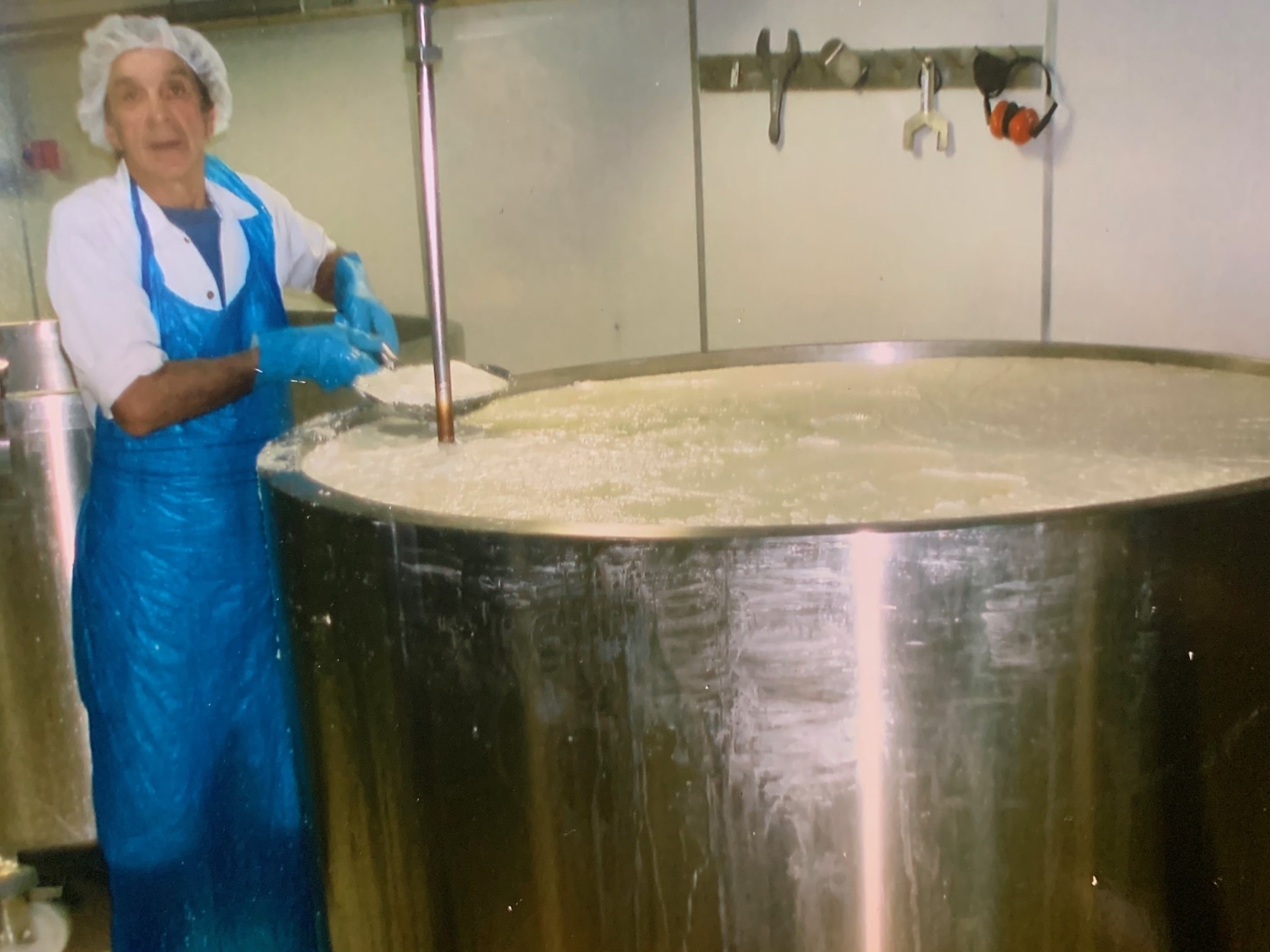 John revuelve cuajada de queso en una tina grande