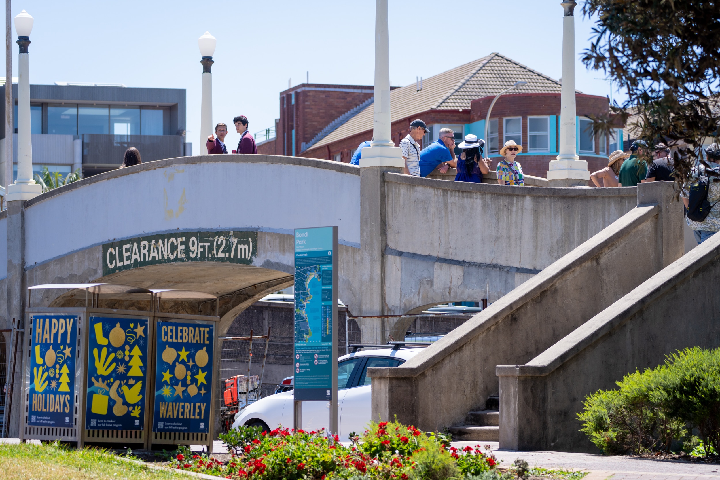 Gente cruzando un puente