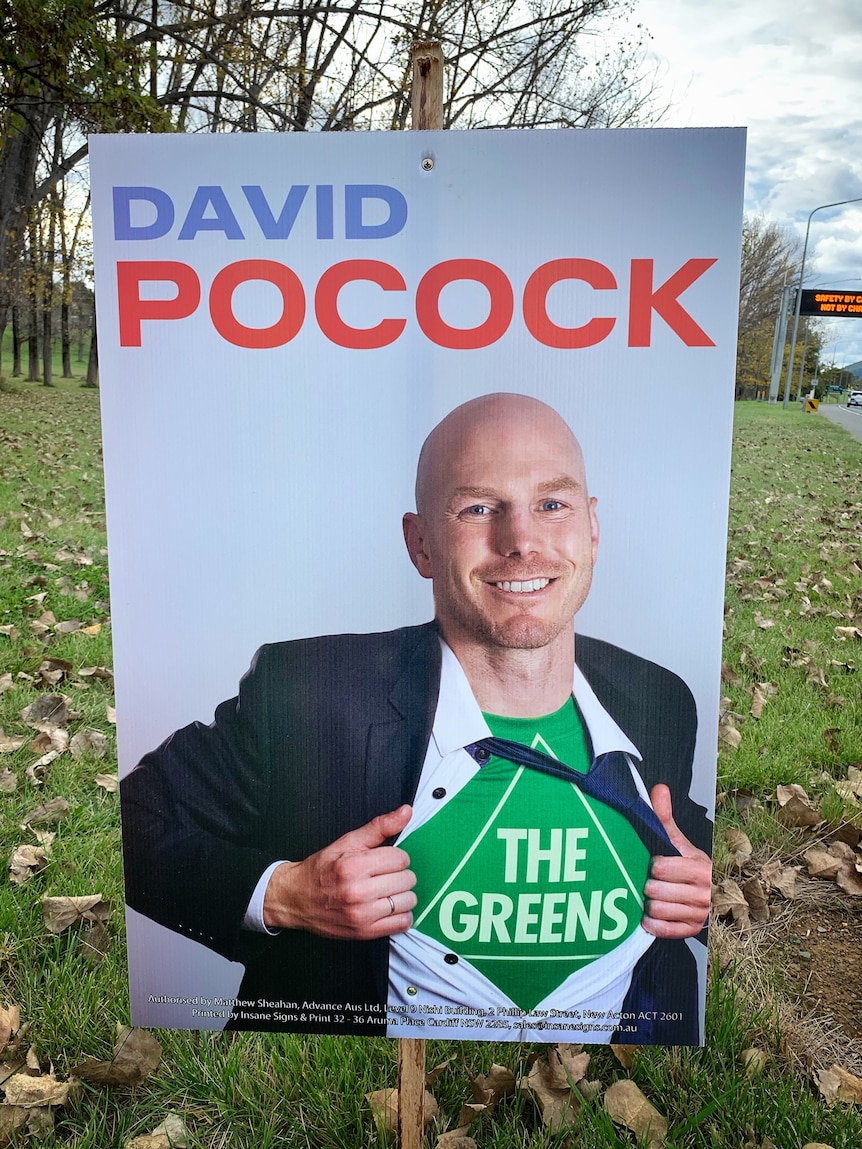 A corflute portraying independent Senate candidate David Pocock in a Greens T-shirt.