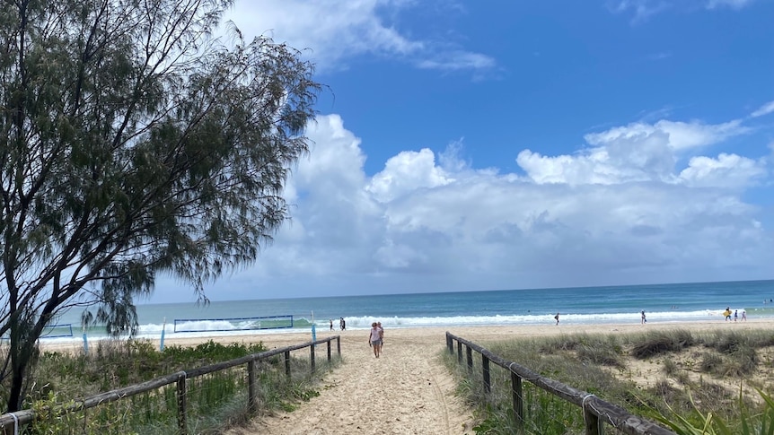 Beach conditions at Coolangatta where a man died 