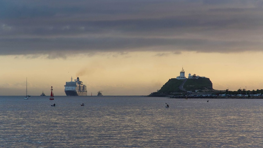 The Queen Elizabeth ship enters Newcastle Harbour.