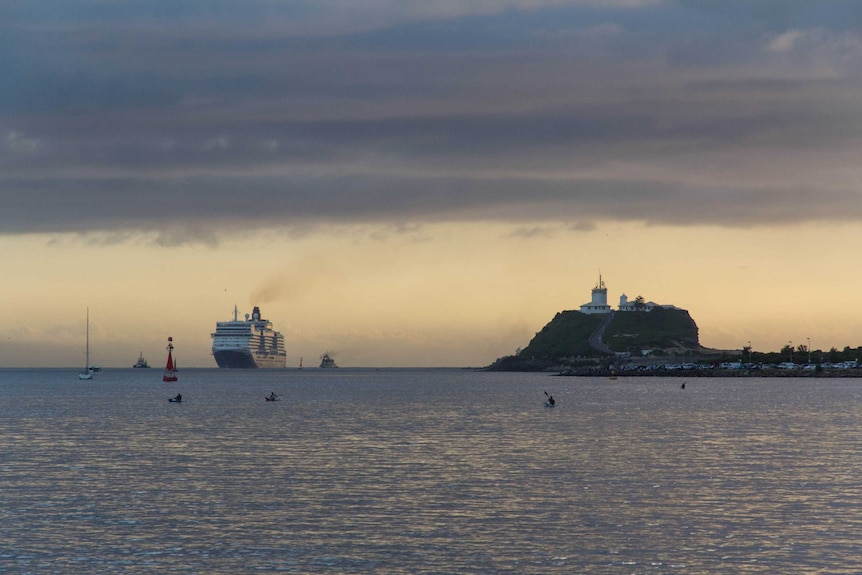 The Queen Elizabeth ship enters Newcastle Harbour.