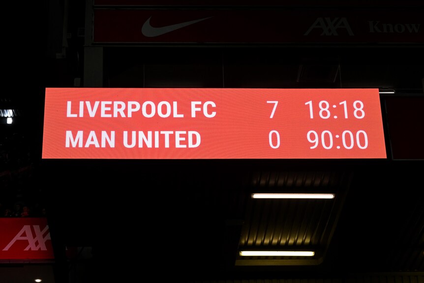 Un marcador rojo muestra al Liverpool derrotando al Manchester United por 7-0.