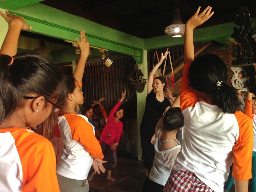 JULIET BURNETT - Mengajar tari di Indonesia