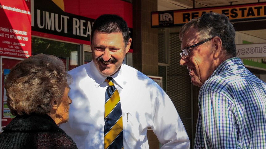 Eden-Monaro Labor candidate Mike Kelly speaks with people at Tumut. (28 April 2016)