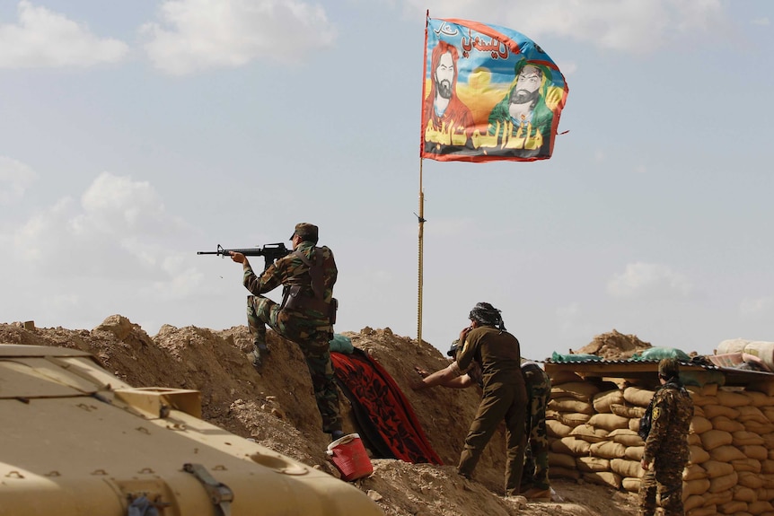 Shiite fighters clash with Islamic State militants north of Baghdad