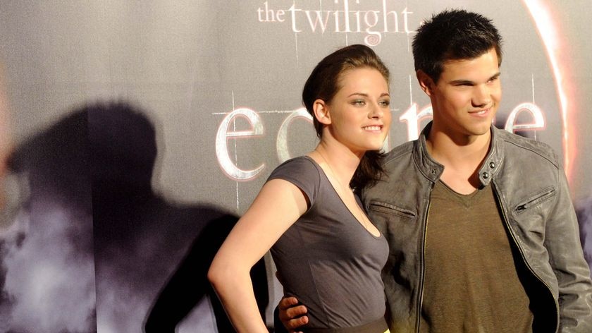 Kristen Stewart and Taylor Lautner pose for photos