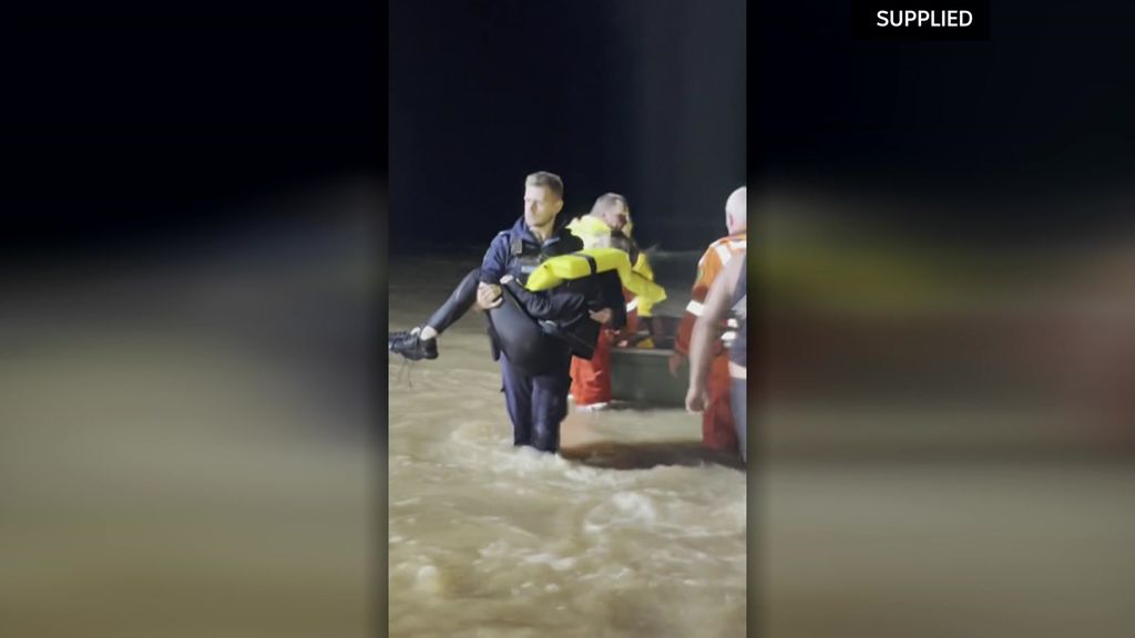 SES volunteers rescue people stranded in floodwaters - ABC News