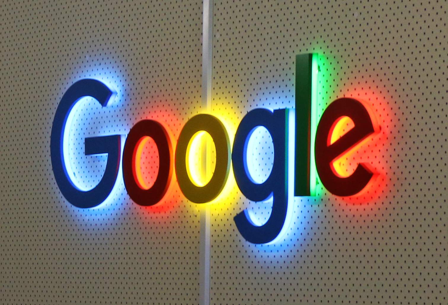 白墙上彩色的 Google 徽标。