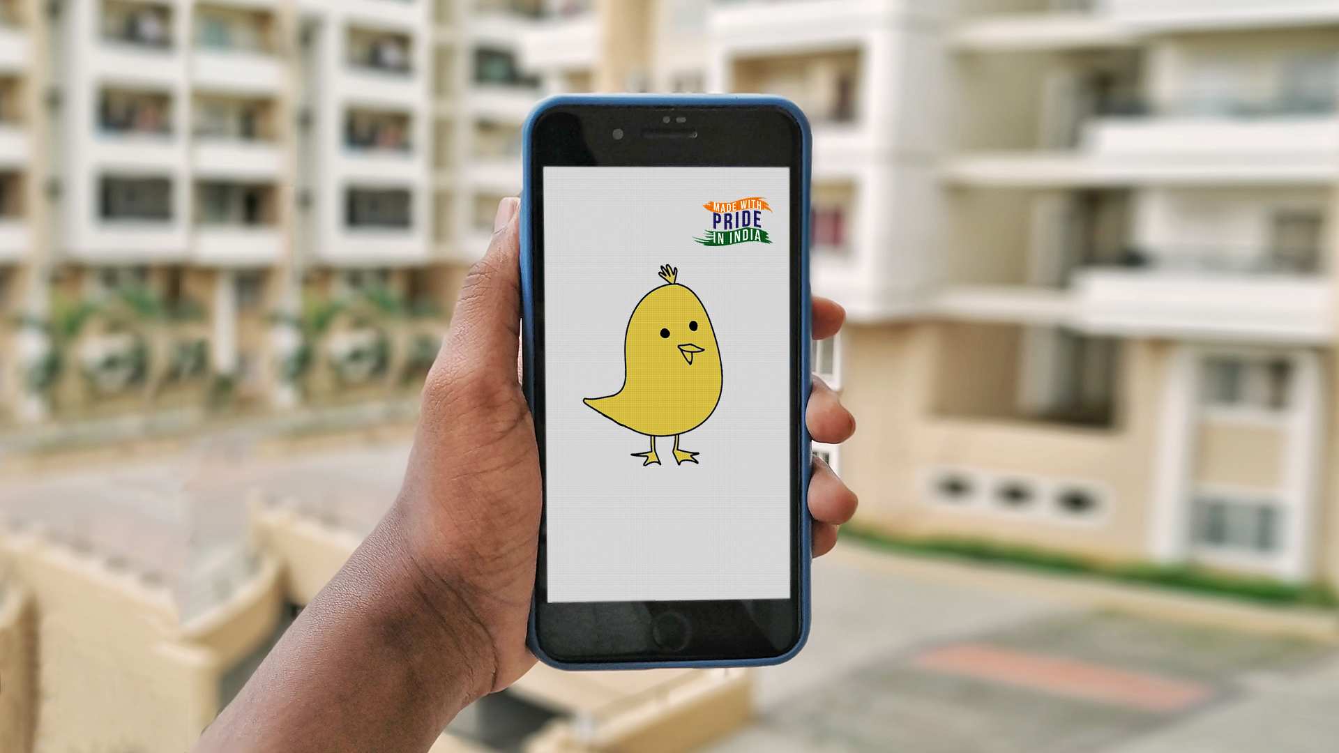 一张手拿着智能手机的照片，屏幕上有黄色的 Koo 鸟。