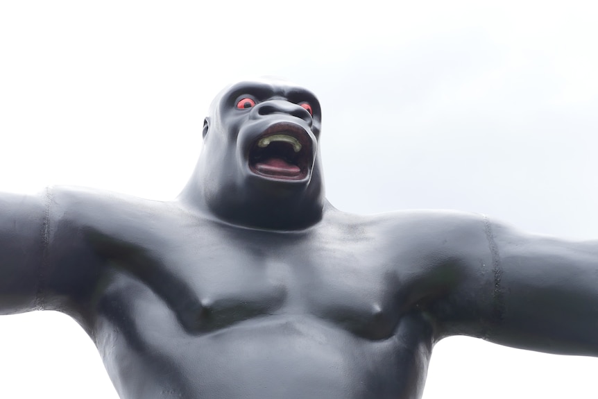 Cerca de una enorme estatua de King Kong