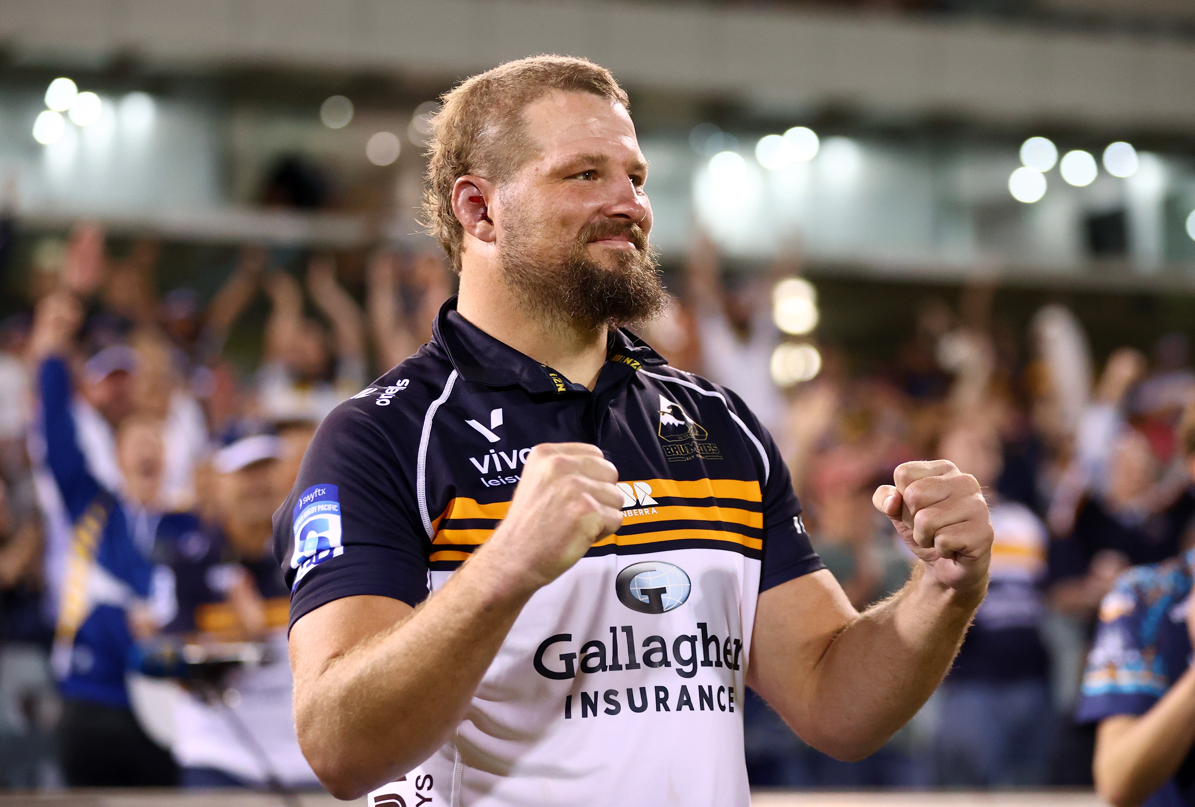 James Slipper levanta os punhos enquanto comemora o gol dos Brumbies no try contra os Chiefs.
