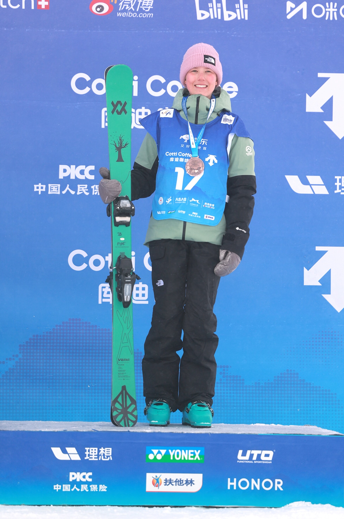 Indra Brown sube al podio