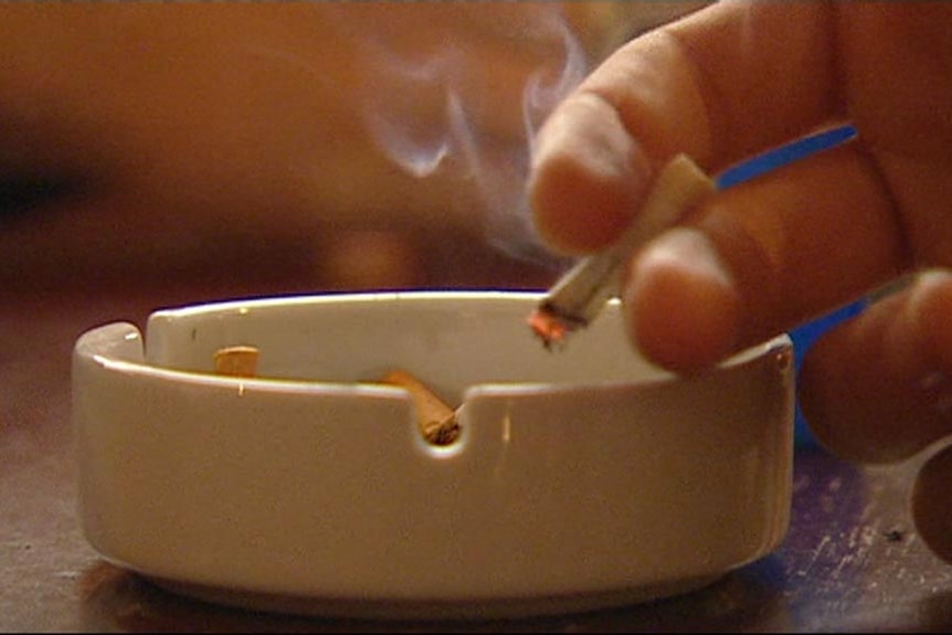NT Govt under pressure over smoking bans