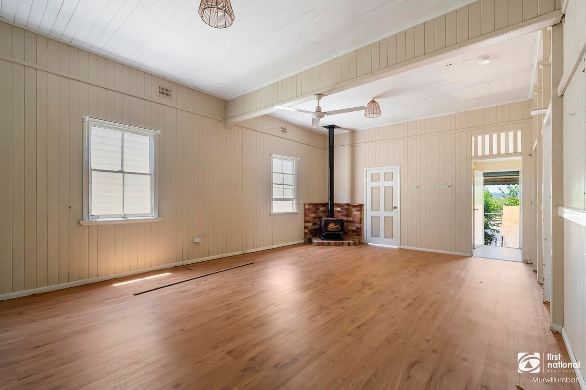 Uma sala vazia com lareira no canto.