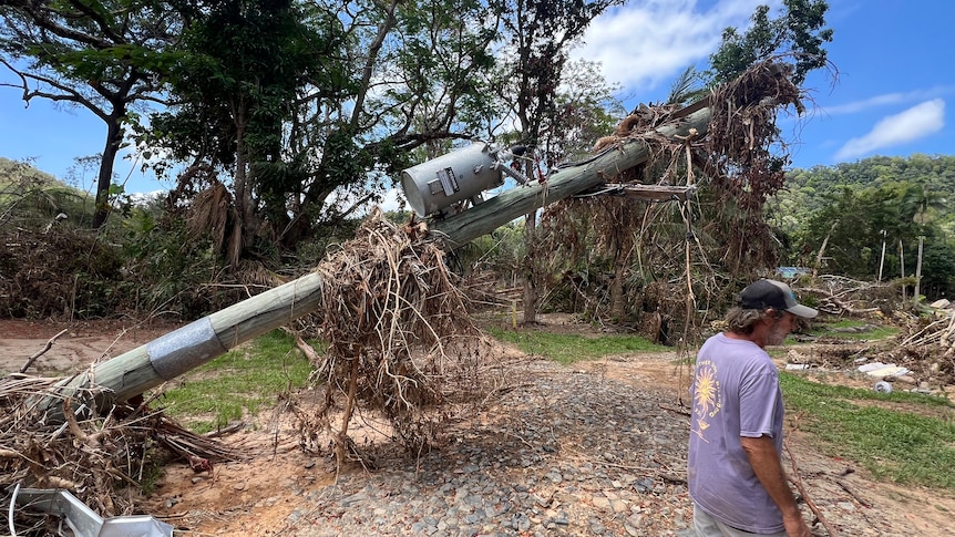 Les communautés ravagées par les inondations dans l’extrême nord du Queensland restent bloquées ou sans électricité ni eau.