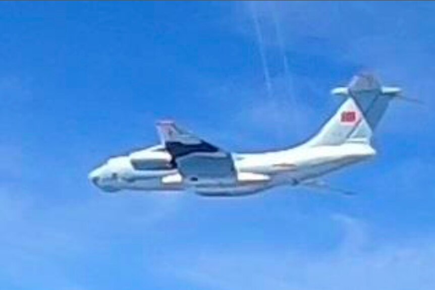这是马来西亚空军发布的一张图片，显示一架据称接近马来西亚领空的中国飞机。