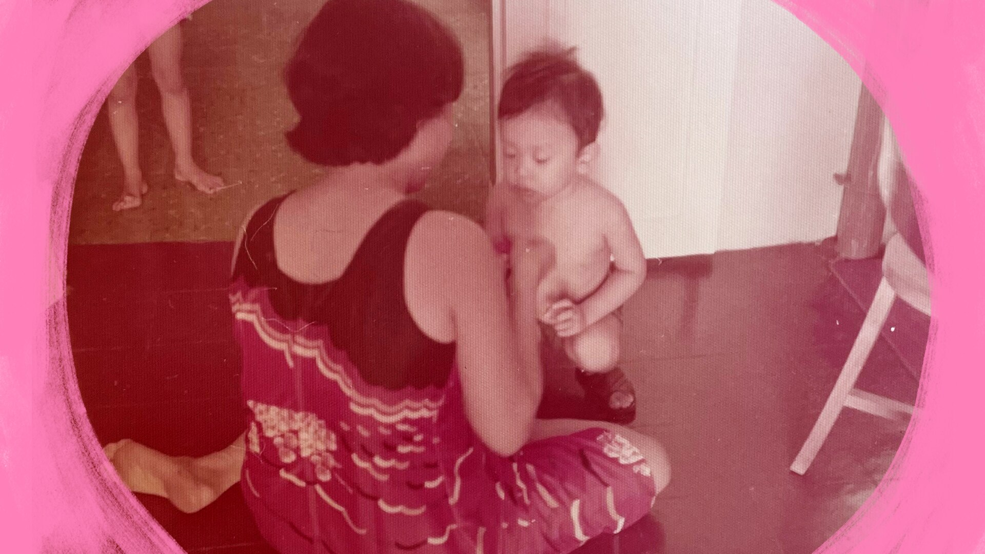 A grainy old photo of Alvin as a young boy siting with his mother 