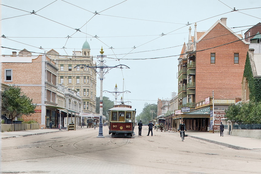 A colourised photo of Pulteney Street in 1913, with part of the Ruthven Mansions and a tram visible.