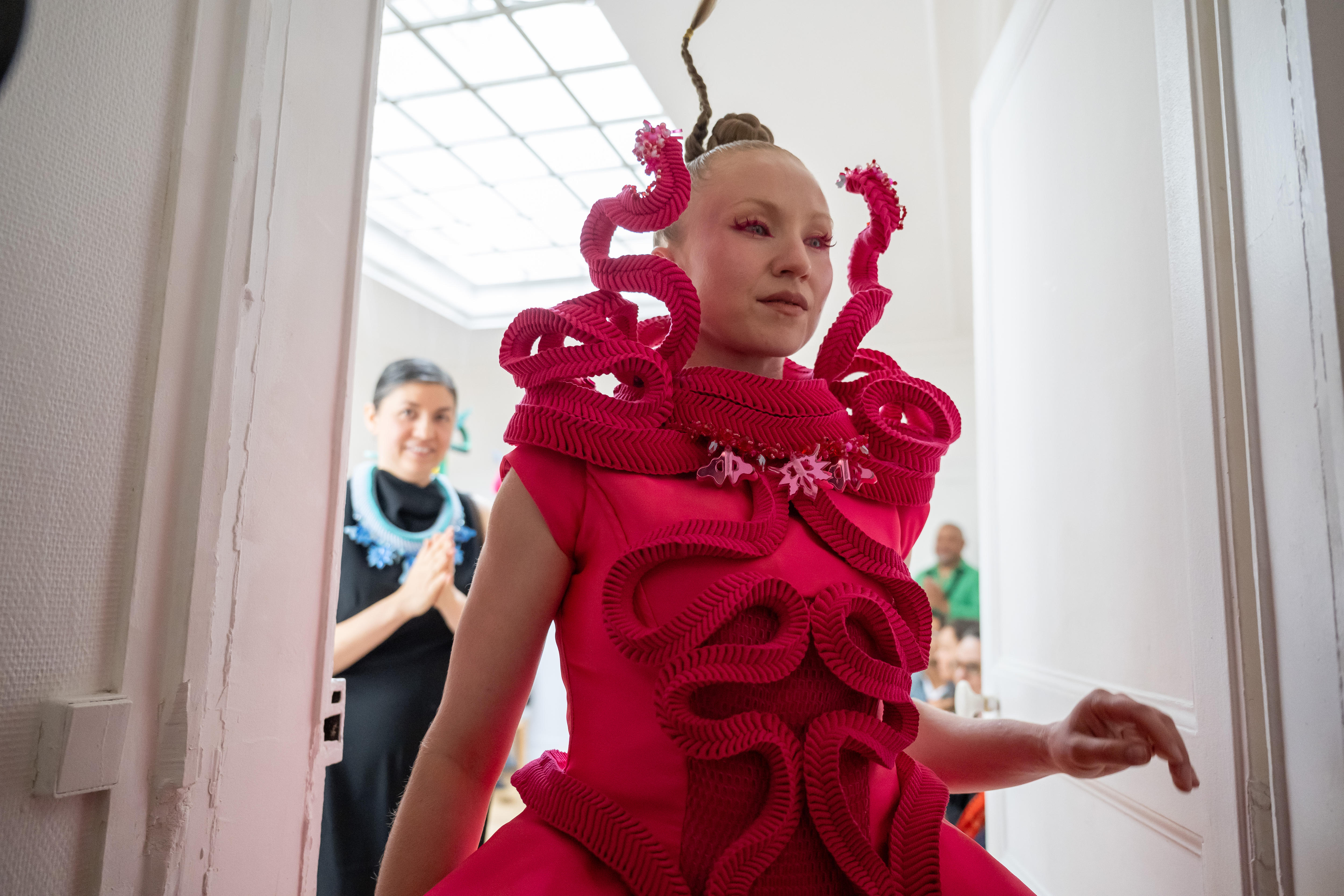 Senhora com vestido escultural rosa