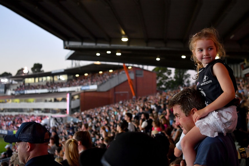 Kerumunan besar menonton selama pertandingan AFL Wanita babak pertama antara Collingwood dan Carlton di Ikon Park pada tahun 2017