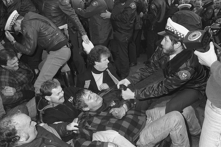 Police tackle picketers at APPM, 1992