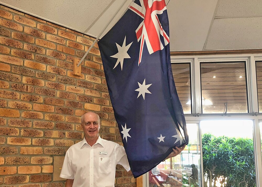 Australian flag protocols tell how to raise it, wave it, wear it ABC News