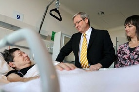 File photo: Rudd visits Sydney's North Shore Hospital (AAP: Dean Lewins)