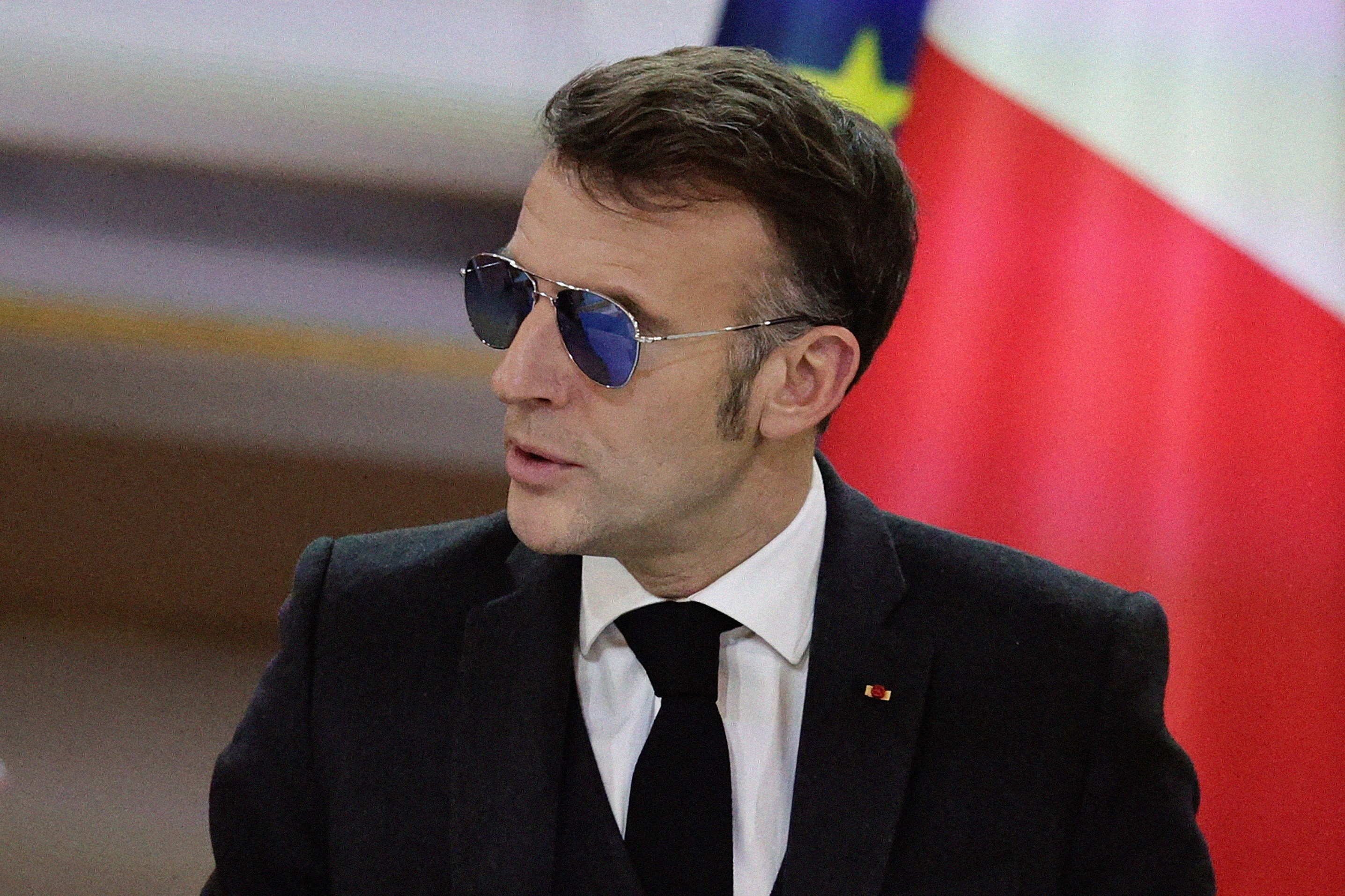 Emmanuel Macron lleva gafas de sol. 