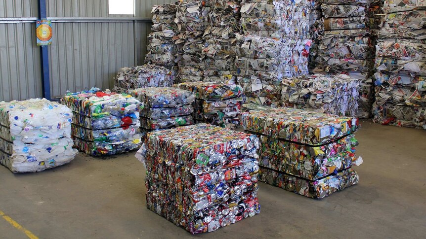Bales of recycling material including aluminium cans