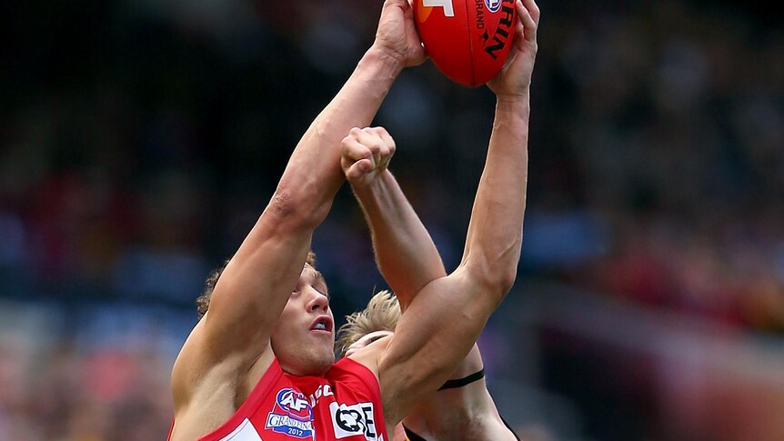 Shane Mumford of the Swans marks infront of Ryan Schoenmakers of the Hawks.