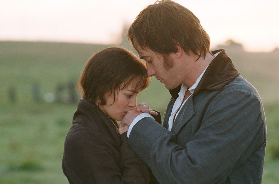 Keira Knightley e Matthew McFadyen se abraçam em cena da adaptação de 2005 de Orgulho e Preconceito.