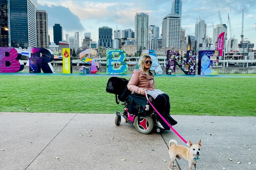 Marayke Jonkers in her wheelchair with her dog.