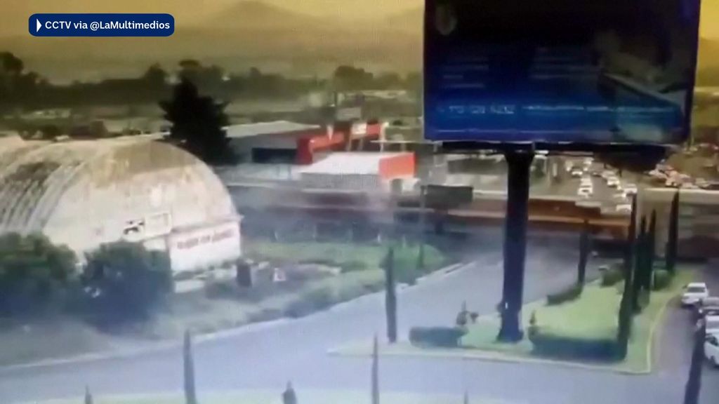 Bus slammed by a train as it crosses railway tracks in Mexico, 10 dead ...