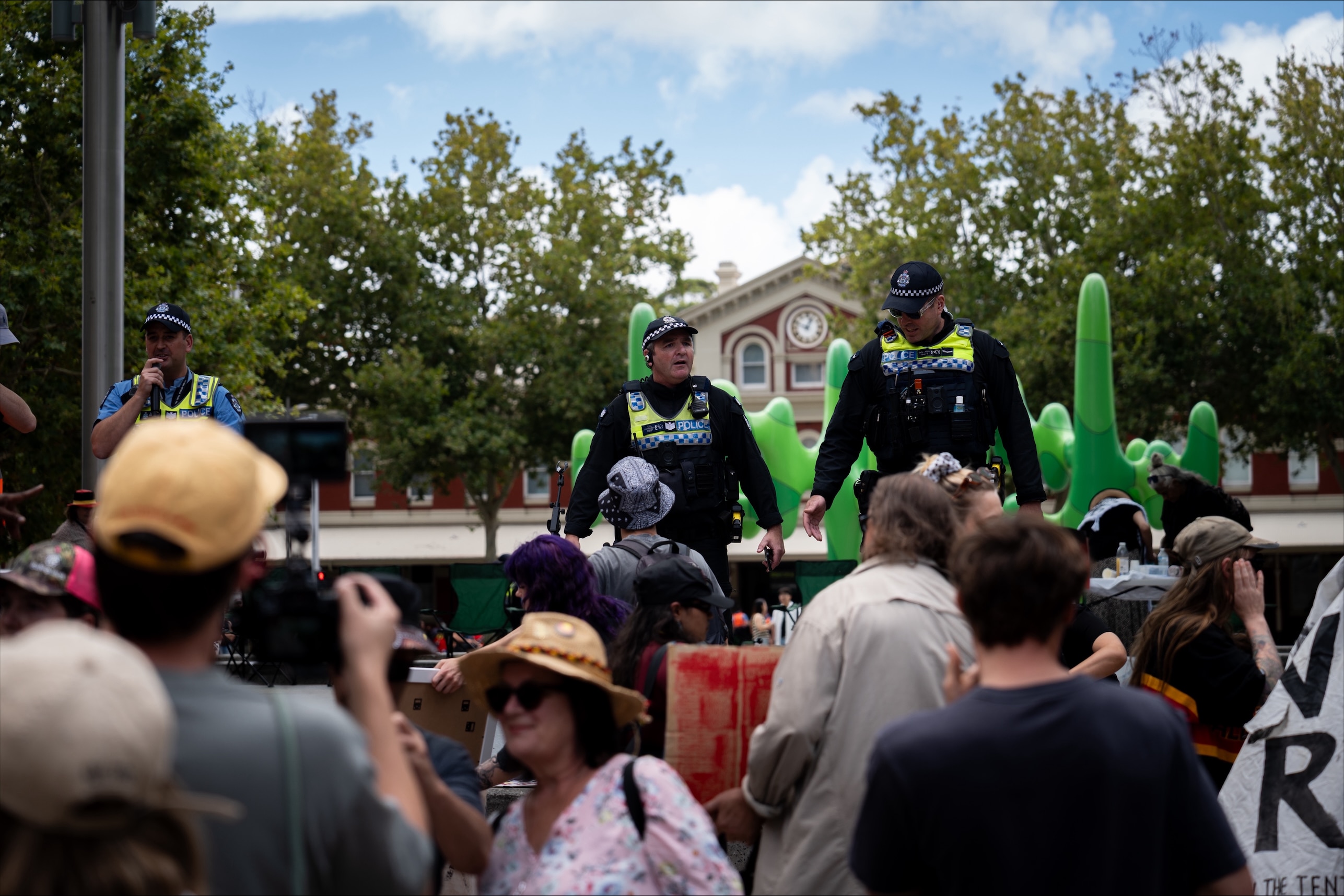 Una multitud se reúne en el centro de Perth para protestar contra el Día de la Invasión.