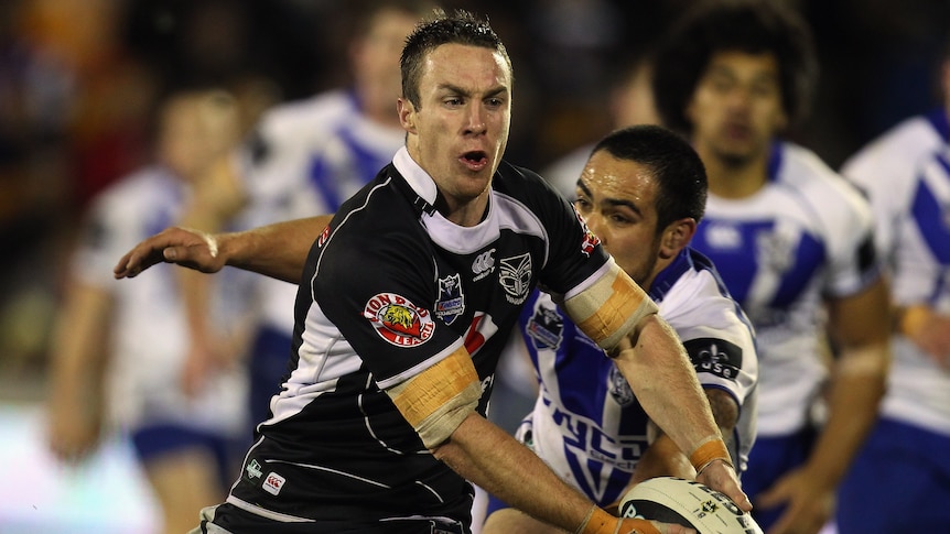 James Maloney of the Warriors looking to pass against the Bulldogs