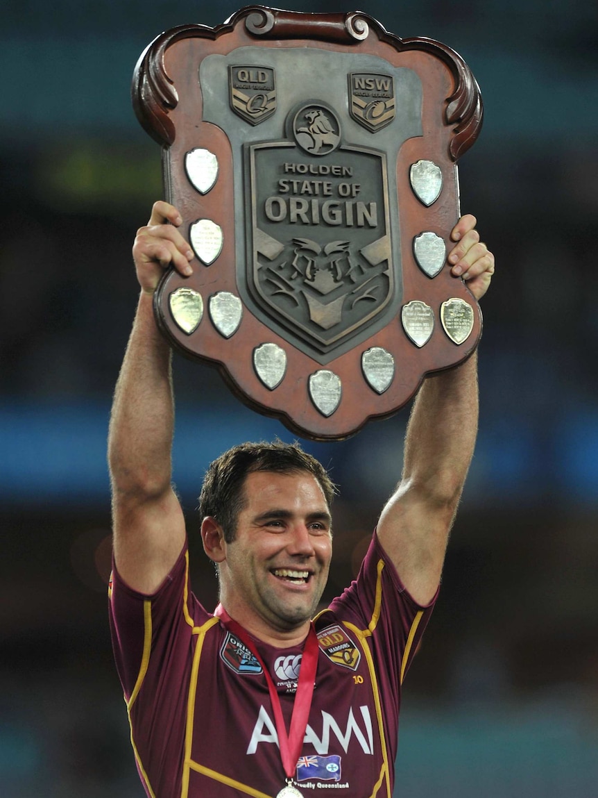 Cameron Smith holds the State of Origin shield aloft for Queensland in 2013.