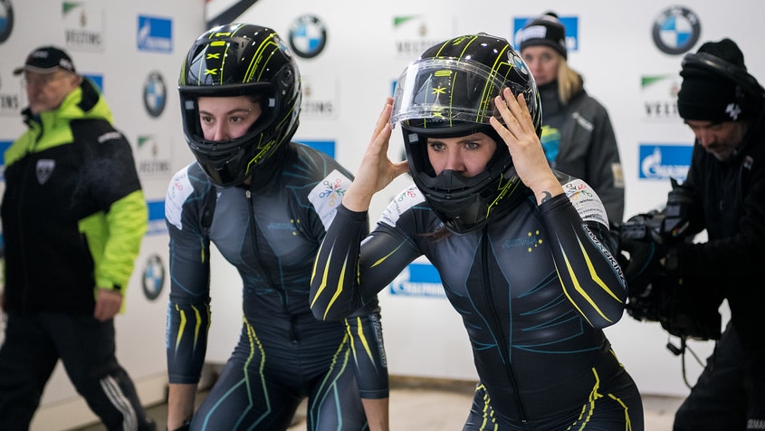 Brī Vokere un Stefānija Fernandesa atskatās uz bobsleja sacensību sākumu.