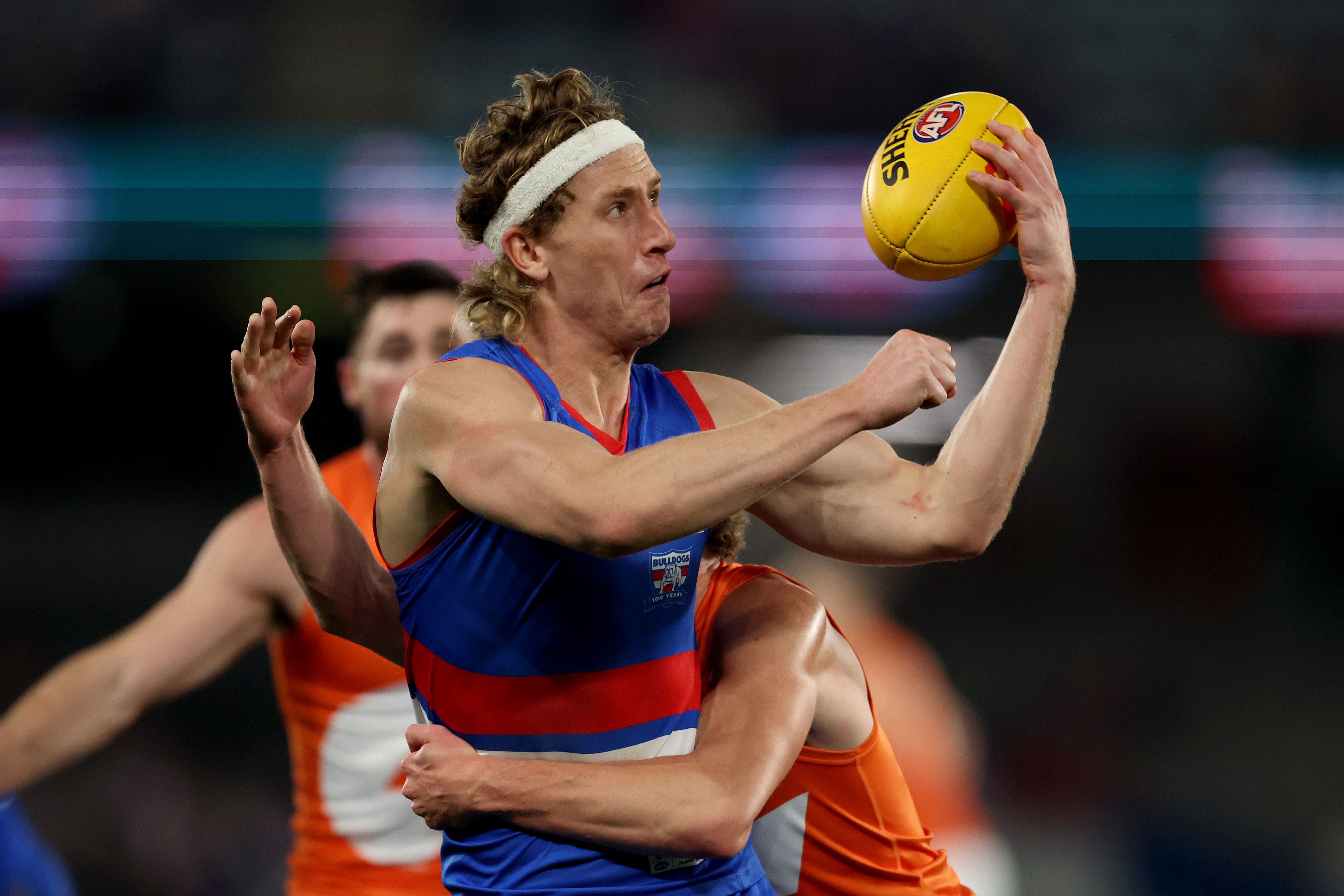 Live: Bulldogs and Giants renew rivalry to kick off Saturday AFL action